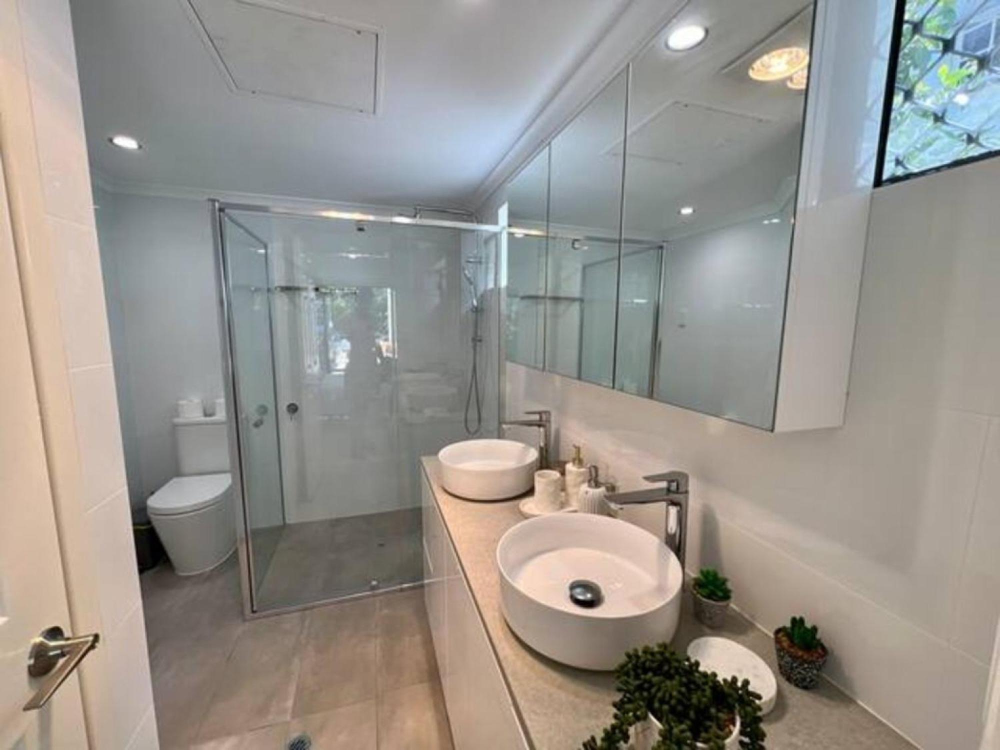 2-bed Unit With Large Backyard, Bbq & Parking Apartment *